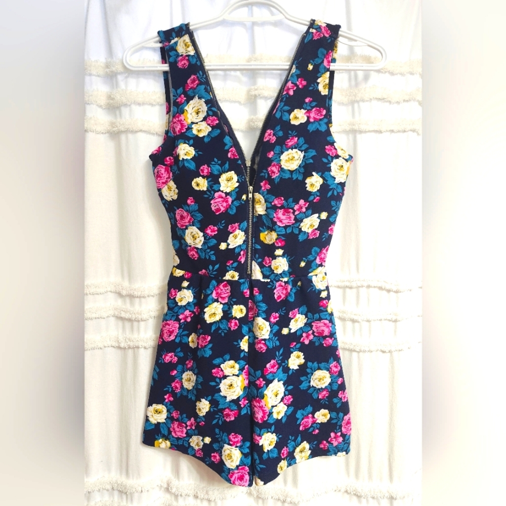 Gorgeous romper Size small. NWOT. Final Price